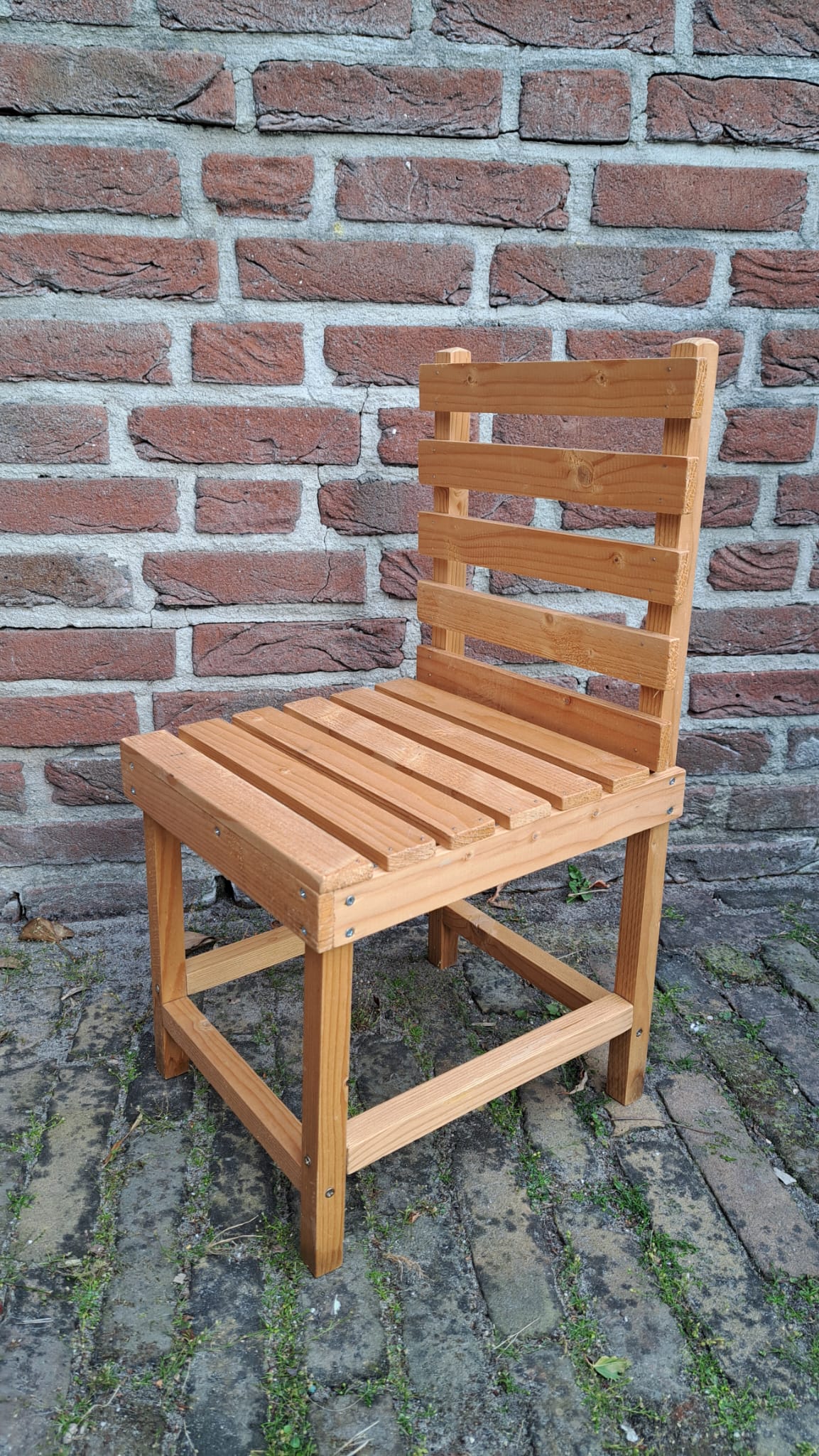 Handgemaakt houten kinder-/poppenstoeltje
