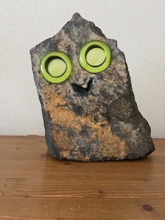 Handgemaakt stenen beeld van een uil